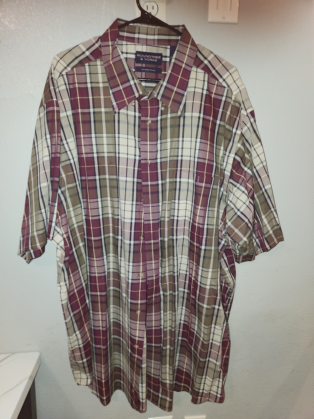 Roundtree & Yorke Men's Burgundy and Tan Plaid Short-Sleeve Button-Down Shirt